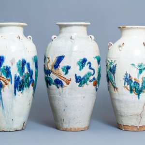Trois grandes jarres de type martaban en grès émaillé polychrome à décor appliqué, Qing — photo 4