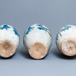 Trois grandes jarres de type martaban en grès émaillé polychrome à décor appliqué, Qing — photo 6