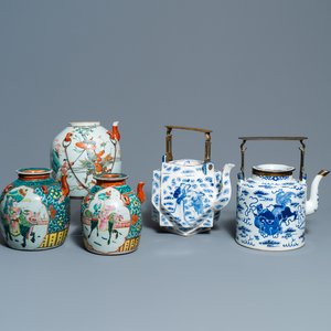 Trois grandes théières en porcelaine de Chine famille rose et deux en bleu et blanc, 19/20ème — photo 1