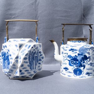 Trois grandes théières en porcelaine de Chine famille rose et deux en bleu et blanc, 19/20ème — photo 15