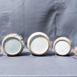 Trois grandes théières en porcelaine de Chine famille rose et deux en bleu et blanc, 19/20ème — photo 19