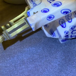 Trois grandes théières en porcelaine de Chine famille rose et deux en bleu et blanc, 19/20ème — photo 24