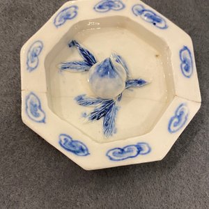 Trois grandes théières en porcelaine de Chine famille rose et deux en bleu et blanc, 19/20ème — photo 26
