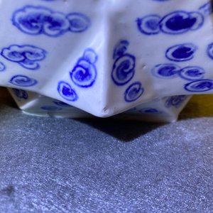 Trois grandes théières en porcelaine de Chine famille rose et deux en bleu et blanc, 19/20ème — photo 28