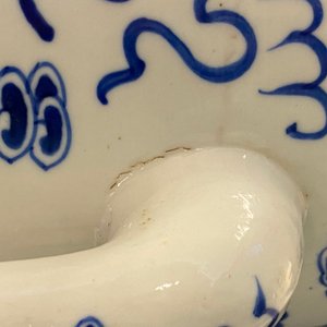 Trois grandes théières en porcelaine de Chine famille rose et deux en bleu et blanc, 19/20ème — photo 29