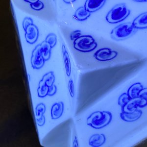 Trois grandes théières en porcelaine de Chine famille rose et deux en bleu et blanc, 19/20ème — photo 30
