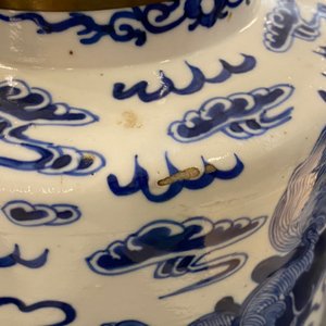 Trois grandes théières en porcelaine de Chine famille rose et deux en bleu et blanc, 19/20ème — photo 32