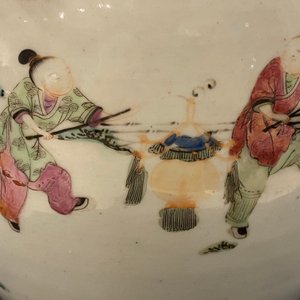 Trois grandes théières en porcelaine de Chine famille rose et deux en bleu et blanc, 19/20ème — photo 37