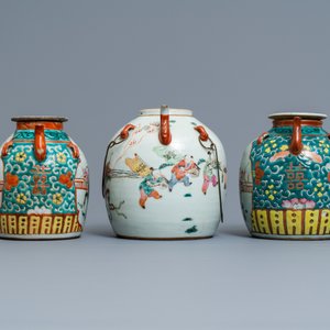 Trois grandes théières en porcelaine de Chine famille rose et deux en bleu et blanc, 19/20ème — photo 9