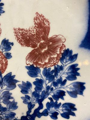 Trois grands plats en porcelaine de Chine en bleu, blanc et rouge de cuivre à décor floral sur fond bleu poudré, Kangxi — photo 19