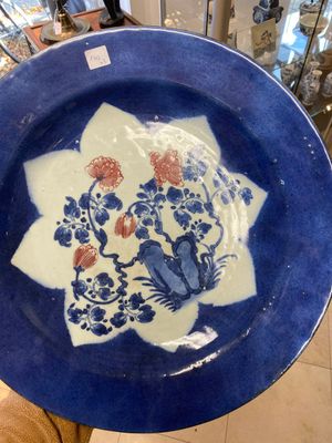 Trois grands plats en porcelaine de Chine en bleu, blanc et rouge de cuivre à décor floral sur fond bleu poudré, Kangxi — photo 3