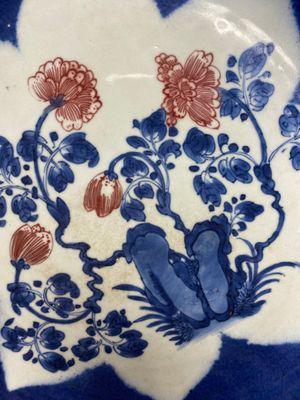 Trois grands plats en porcelaine de Chine en bleu, blanc et rouge de cuivre à décor floral sur fond bleu poudré, Kangxi — photo 4