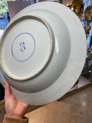 Trois grands plats en porcelaine de Chine en bleu, blanc et rouge de cuivre à décor floral sur fond bleu poudré, Kangxi — photo 6