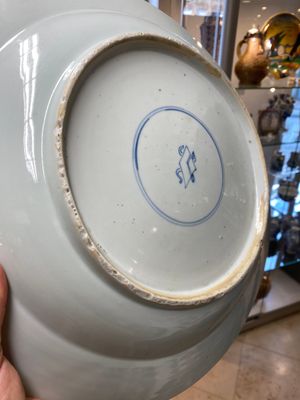 Trois grands plats en porcelaine de Chine en bleu, blanc et rouge de cuivre à décor floral sur fond bleu poudré, Kangxi — photo 7