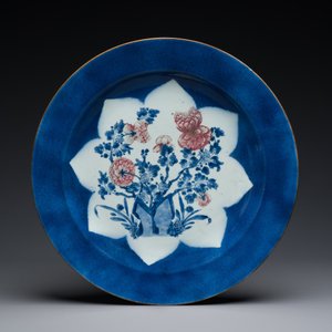 Trois grands plats en porcelaine de Chine en bleu, blanc et rouge de cuivre à décor floral sur fond bleu poudré, Kangxi — photo 4