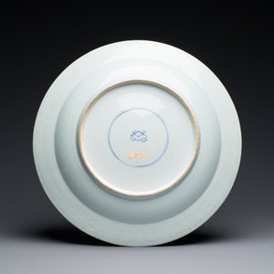 Trois grands plats en porcelaine de Chine en bleu, blanc et rouge de cuivre à décor floral sur fond bleu poudré, Kangxi — photo 5