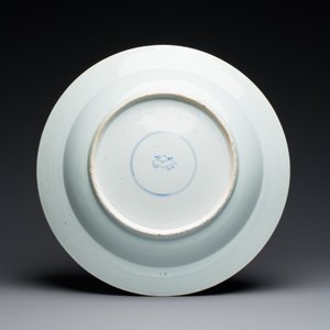 Trois grands plats en porcelaine de Chine en bleu, blanc et rouge de cuivre à décor floral sur fond bleu poudré, Kangxi — photo 7