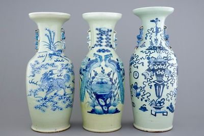 Trois grands vases en porcelaine de Chine à décor en bleu et blanc sur fond céladon, 19ème