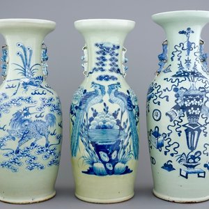 Trois grands vases en porcelaine de Chine à décor en bleu et blanc sur fond céladon, 19ème — photo 1