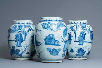 Trois grands vases en porcelaine de Chine en bleu et blanc, époque Transition