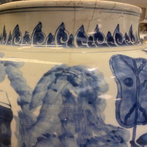Trois grands vases en porcelaine de Chine en bleu et blanc, époque Transition — photo 14