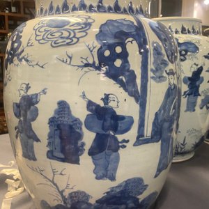 Trois grands vases en porcelaine de Chine en bleu et blanc, époque Transition — photo 23