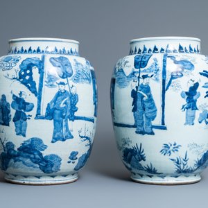 Trois grands vases en porcelaine de Chine en bleu et blanc, époque Transition — photo 3