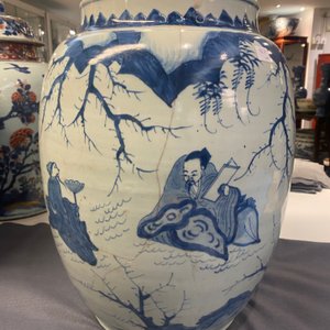 Trois grands vases en porcelaine de Chine en bleu et blanc, époque Transition — photo 32