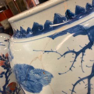 Trois grands vases en porcelaine de Chine en bleu et blanc, époque Transition — photo 39