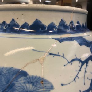 Trois grands vases en porcelaine de Chine en bleu et blanc, époque Transition — photo 43