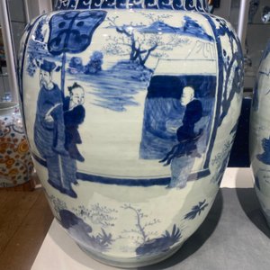 Trois grands vases en porcelaine de Chine en bleu et blanc, époque Transition — photo 62