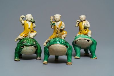 Trois groupes de Liu Hai sur le crapaud en biscuit émaillé vert, Kangxi