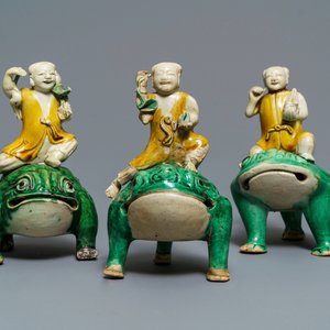 Trois groupes de Liu Hai sur le crapaud en biscuit émaillé vert, Kangxi — photo 1