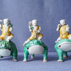 Trois groupes de Liu Hai sur le crapaud en biscuit émaillé vert, Kangxi — photo 8