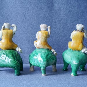 Trois groupes de Liu Hai sur le crapaud en biscuit émaillé vert, Kangxi — photo 9