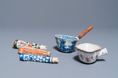 Trois manches de couteaux et deux cuillères à punch en porcelaine de Chine, Kangxi/Qianlong
