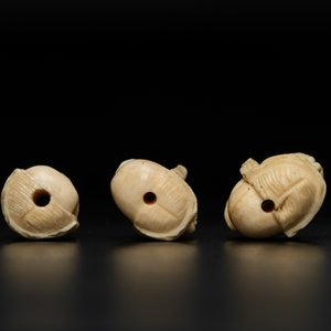 Trois memento mori bifaces en os sculpté, 19ème — photo 7