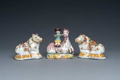 Trois miniatures en faïence de Delft polychrome et à peinture froide figurant un homme sur chèvre et deux vaches, 18ème