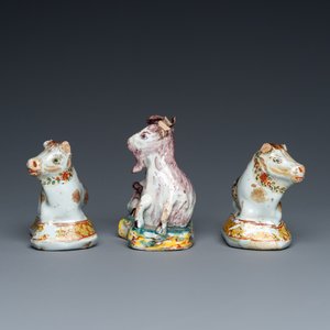 Trois miniatures en faïence de Delft polychrome et à peinture froide figurant un homme sur chèvre et deux vaches, 18ème — photo 3