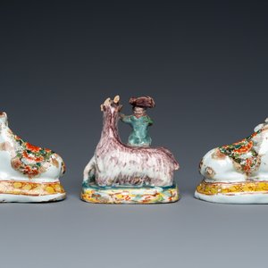 Trois miniatures en faïence de Delft polychrome et à peinture froide figurant un homme sur chèvre et deux vaches, 18ème — photo 4
