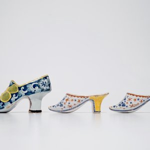 Trois modèles de chaussures en faïence polychrome de Delft, 18ème — photo 2