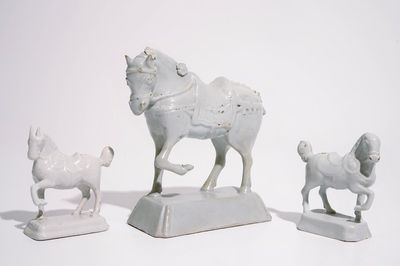 Trois modèles de chevaux en faïence de Delft blanc monochrome, 18ème