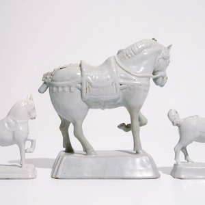Trois modèles de chevaux en faïence de Delft blanc monochrome, 18ème — photo 4