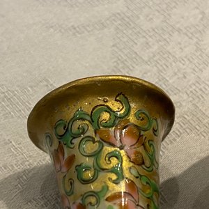 Trois modèles de chiens en porcelaine de Chine famille rose de Canton dont deux bougeoirs, 19ème — photo 12