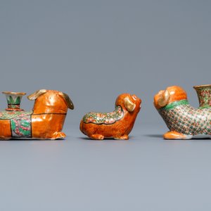 Trois modèles de chiens en porcelaine de Chine famille rose de Canton dont deux bougeoirs, 19ème — photo 4