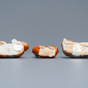 Trois modèles de chiens en porcelaine de Chine famille rose de Canton dont deux bougeoirs, 19ème — photo 7