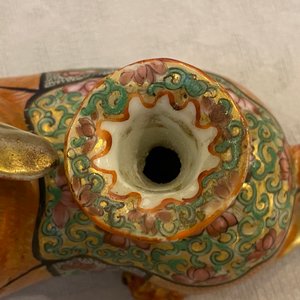 Trois modèles de chiens en porcelaine de Chine famille rose de Canton dont deux bougeoirs, 19ème — photo 8