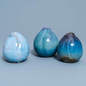 Trois modèles de pêches en porcelaine de Shiwan à émail flambé, Chine, 20ème — photo 1