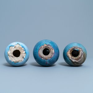 Trois modèles de pêches en porcelaine de Shiwan à émail flambé, Chine, 20ème — photo 7