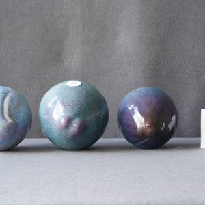 Trois modèles de pêches en porcelaine de Shiwan à émail flambé, Chine, 20ème — photo 10